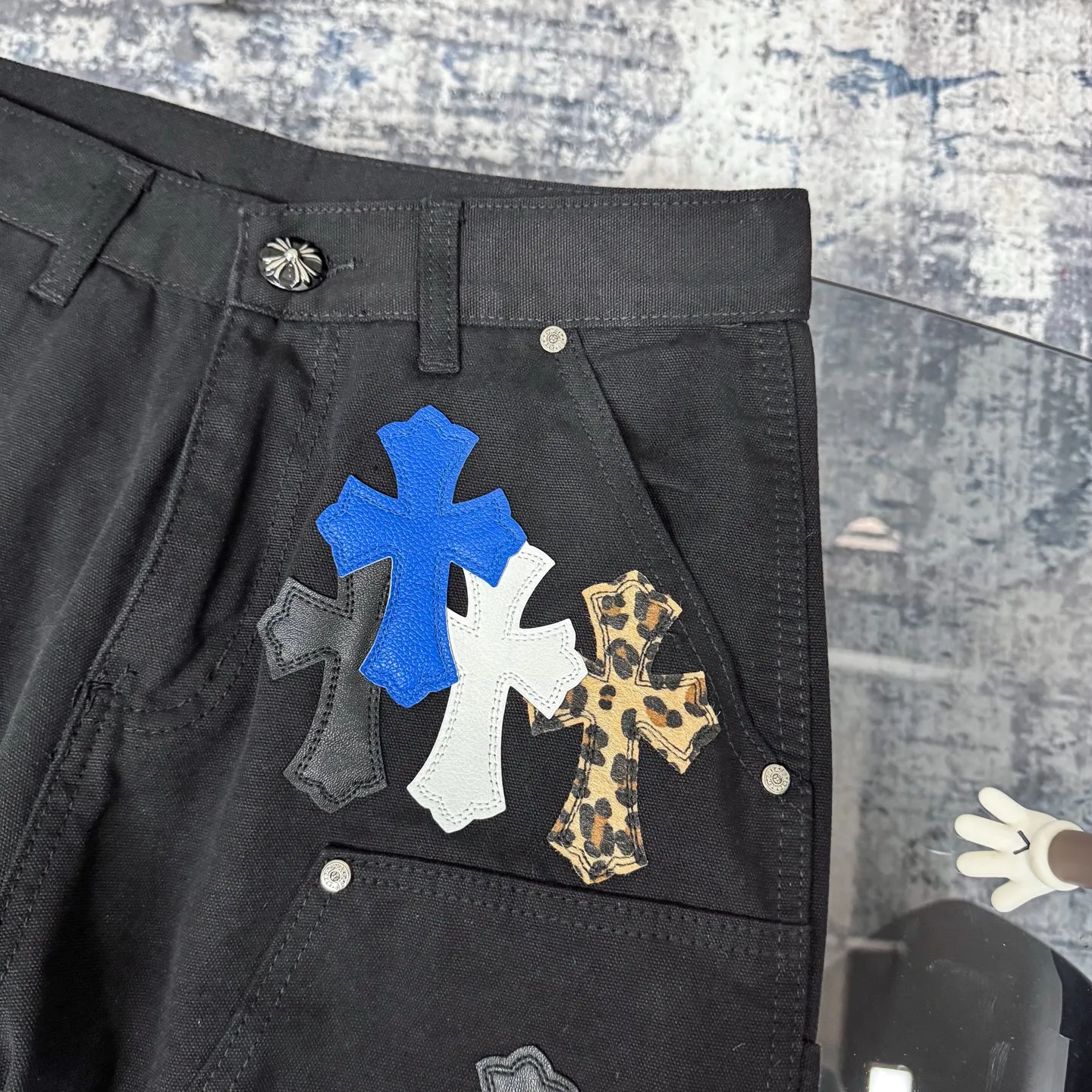 P280 ChromeHearts & ChromeHearts Patent Leather Spliced Blue White Leopard Print Cross Spliced Leather Straight Jeans Ceiling-Level Jeans Hard to Find at the Counter About Zangyin This is an extremely luxurious fashion brand that can also be called the aristocrat of the high street. It has always been an exclusive brand for some hipsters or the rich second generation. Compared with ordinary high streets, it is more luxurious and noble. Compared with luxury brands, it is more fashionable and individual. Top heavy industry fashion design has always been created in the high street luxury style. Speaking of this style, the Zangyin family and the GU family are definitely the leading representative brands. Especially the Zangyin family's creation of high-street style has really reached a state-of-the-art effect. The use of unique washed materials to create this style is already quite eye-catching. It is embellished with pink patchwork cross flowers, which cleverly highlights the brand's charm. Secondly, this style adopts a classic high-waist cut design, which highlights the long legs and fashionable temperament of the upper body. The brand is highly recognizable and the slim fit configuration is more suitable for daily wear. The personality will be fashionable and the specifications can be clearly interpreted. Needless to say, materials and craftsmanship. As an excellent craftsman brand, Zangyin’s requirements for details and craftsmanship are really perfect. The washed color of this model alone has gone through a lot of processes, not to mention the embellishment of denim appliqués. It is also purely handmade and sewn. Just like what they believe in, only handmade things have a soul. Only then does it have the meaning of dressing. A top-notch heavy-duty fashionable denim item. Size: 28/30/32/34/36 Waist: 69/74/79/84/89 Sitting: 97/102/107/112/117 Pants length: 102/104/106/108/110